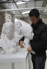 BBC News | Paper sculptures amaze the eye in New York